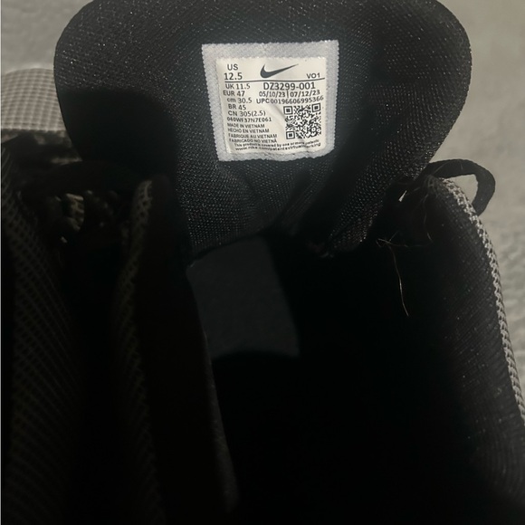 Nike Black and White Lebron basketball Shoes - Picture 3 of 3